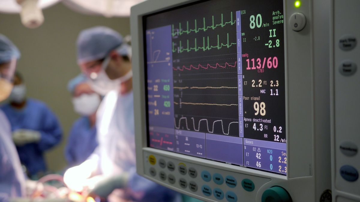 Nemocnice se vrací k odloženým operacím, strach o zdraví lékařů zůstává